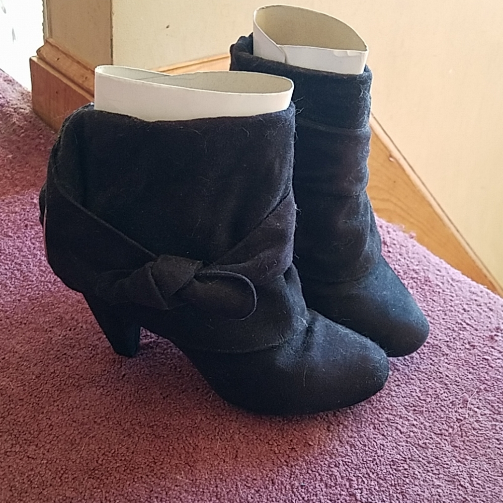 Side bow black booties